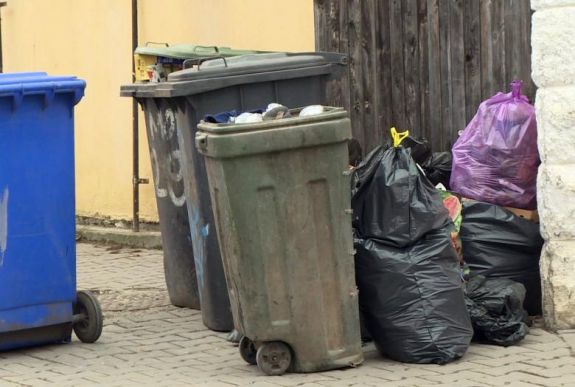 Gyűlik a háztartási szemét Marosvásárhely utcáin