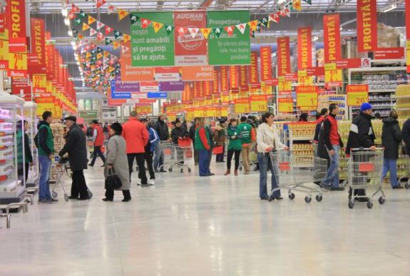 Emelte az Auchan a béreket, ennyit keres egy árufeltöltő
