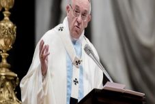 Történelmi látogatáson Ferenc pápa