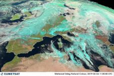 Közlekedési fennakadásokat és baleseteket okozott a havazás Bajorországban