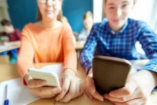 A tanügyminiszter nem támogatja a mobiltelefonok betiltását az iskolákban 