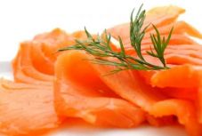 Fertőzött füstölt lazacot hív vissza az Auchan üzletlánc