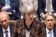 Brexit: Theresa May biztosítékot akar London számára Brüsszelben