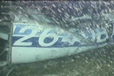 Felszínre hozták a lezuhant repülőgépben talált holttestet