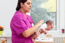 Kötelezővé tennék a csecsemőgondozási tanfolyamot a kismamák számára