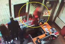 FRISSÍTVE - Több felvétel készült a vaddisznó elől menekülő szilágysomlyói nőről