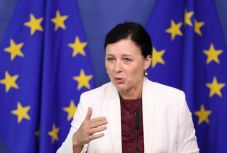 Európai biztos: segíthetünk Romániának „helyes útra térni”