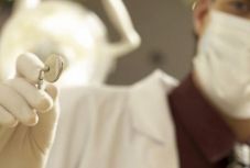 Álfogorvosnál tartanak házkutatást a rendőrök 