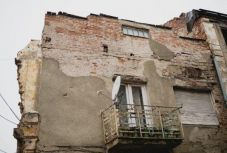 Ösztönözni kívánták a romos épületek felújítását a többletadóval Aradon