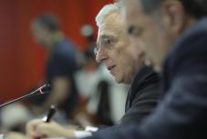 A jegybank kormányzója ismét a kapzsisági adó eltörlését kérte