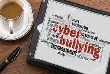 Egyre több gyűlöletkeltő tartalmat törölnek az internetes szolgáltatók