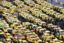 Taxisok tüntettek az Uber típusú fuvarozók betiltását követelve