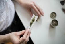 Depressziót okozhat a tinédzserek füvezése