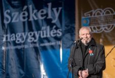 Diktatórikus vezetéssel vádolja az SZNT elnökét öt széki tanács elnöke