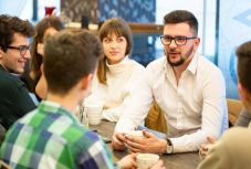 „Nem akarjuk, hogy helyettünk döntsenek” – fiatalokkal beszélgetett Oltean Csongor