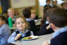 Iskolai étkezdéket építtetne a tanügyminiszter