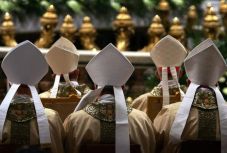 Kiderült: titkos vatikáni szabályok vonatkoznak a gyerekekkel rendelkező papokra