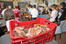 Csütörtöktől ismét kapnak tejet és kiflit a háromszéki iskolások