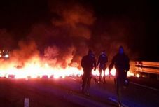 Útlezárásokkal tiltakoznak Katalónia-szerte a függetlenségi vezetők pere ellen