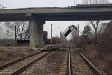 A sínekre zuhant Ploieşti-en egy híd védőkorlátja