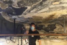 #HeatTheZug: penészkiállítással kampányol fűtésért a Váróterem Projekt színházi társulat