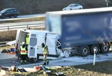 Meghalt a harmonikává gyűrt mikrobusz román sofőrje Svédországban