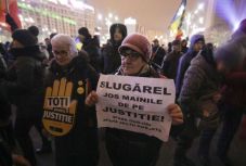 Több ezren tüntetnek országszerte az igazságügyi törvények módosítása ellen