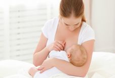 Az anyatejes táplálás véd az ekcéma ellen