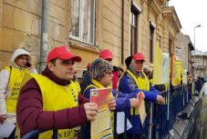 A Spiru Haret szakszervezeti szövetség sztrájkőrséget áll a tanügyminisztérium előtt