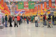 Emelte az Auchan a béreket, ennyit keres egy árufeltöltő