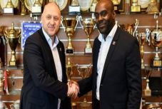 Jövőre is David Davis irányítja a Veszprém kézilabdacsapatát