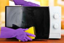 Így tisztíthatja egyszerűen a mikrohullámú sütőt