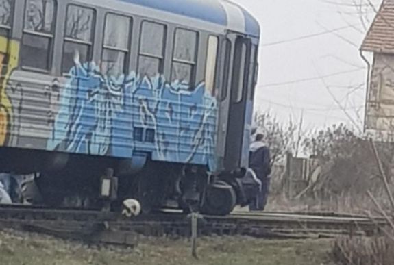 Személygépkocsi ütközött vonattal a Temes megyei Újbesenyőnél