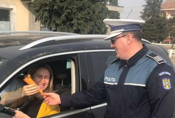 Nem akármilyen márciuskákkal lepték meg a Bihar megyei rendőrök a hölgyeket