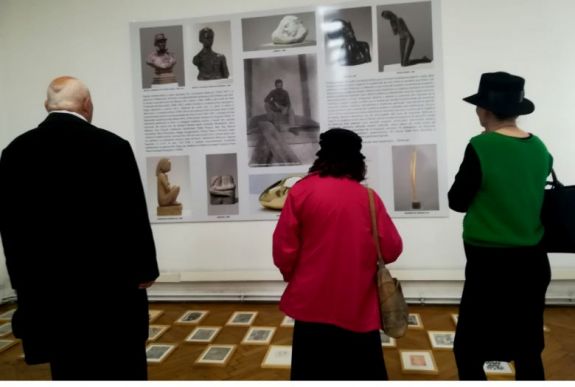 Brâncuși ihlette ex-librisekből nyílt formabontó, de „udvarlós” kiállítás Brassóban