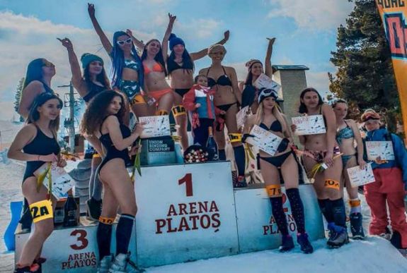 Mínusz 2 fokban tartották meg a Bikini Race-t a magascsorgói sípályán