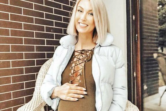 Császármetszés közben állt meg a szívverése az egyik legnagyobb román popdívának