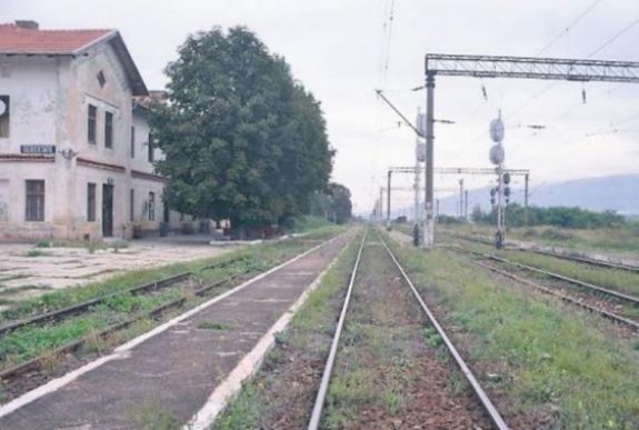 Közel félmillió eurót fizet a CFR annak a nőnek, akinek a karját levágta a vonat 