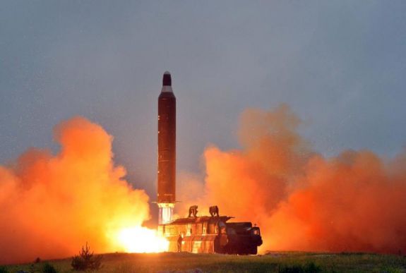 Észak-Korea: visszaépítenek egy rakétakísérleti telepet