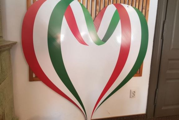 Szív alakú nemzeti színű lobogókkal ünnepel március 15-én Sepsiszentgyörgy