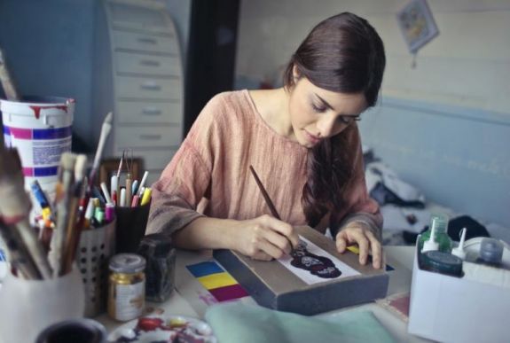 Amikor a nő alkot: teremtő erő a művészetben, családban, hétköznapokban