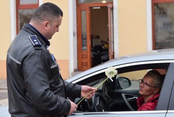 Virággal köszöntötték a hölgyeket a rendőrök