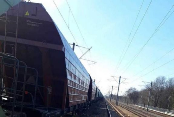 A vasúti kocsi tetején szelfizett a gyerek, nem lett jó vége