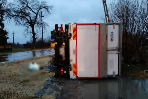 Két gyalogost megölt, majd felborult egy nyerges vontató