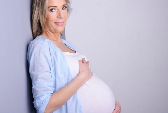 Kiderült: 50 év felett pont olyan biztonságos gyereket szülni, mint 40 év felett