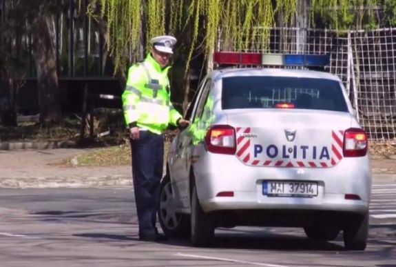 Ilyen is van: megbírságoltak a társai egy rendőrt