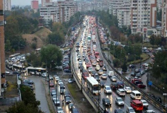 Dugóban araszol minden reggel gyereke iskolája felé?