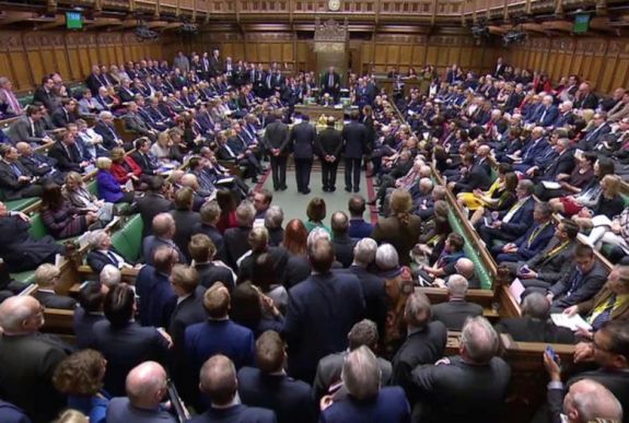 FRISSÍTVE - A londoni alsóház támogatja, hogy a Brexit elhalasztását kérjék az EU-tól