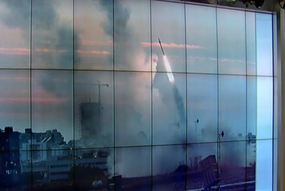 Száz légicsapással válaszolt az izraeli hadsereg a Tel-Avivra lőtt két rakétára