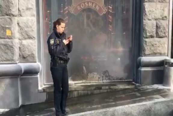 Felgyújtottak két Roshen-márkaboltot Kijevben